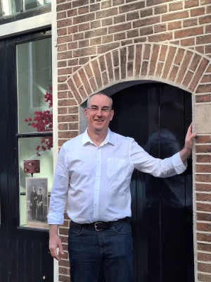 Foto van hypnotherapie Willem van den Berg bij een mooi gebouw